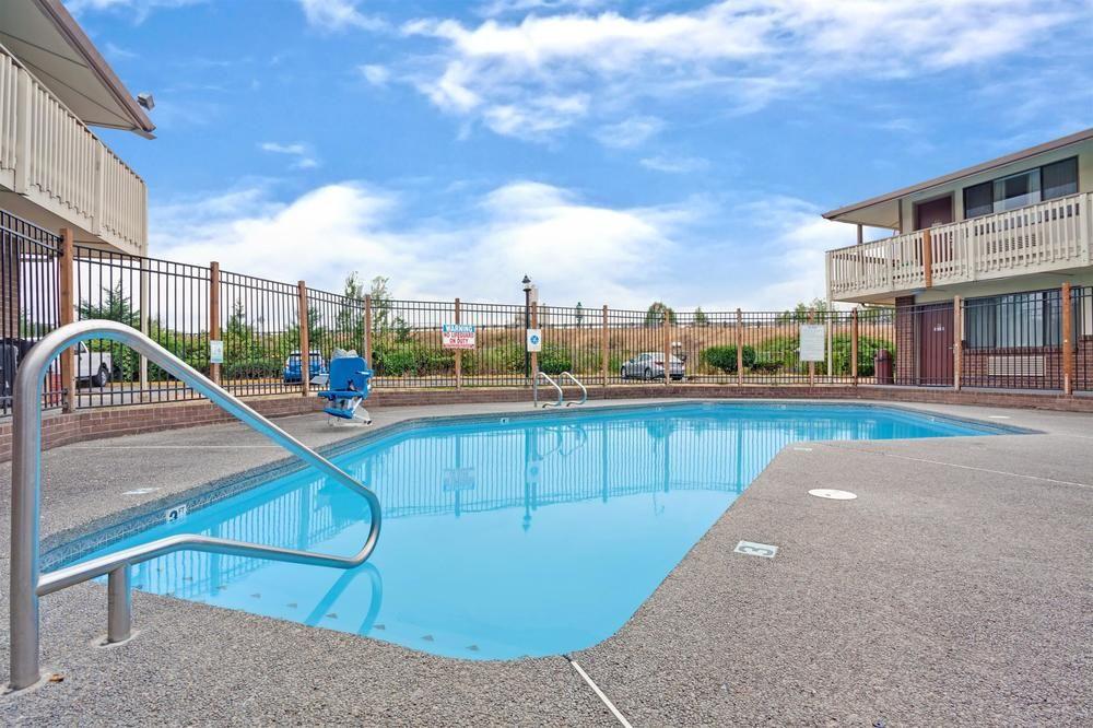 Econo Lodge Kent Luaran gambar